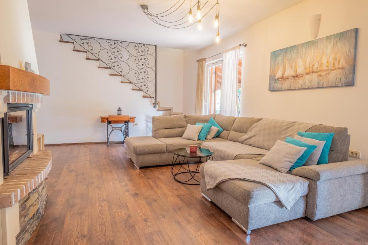 Amazing 4 Bedroom Villa With Swimming Pool And Wifi, Family Frendly Tribalj  Екстер'єр фото
